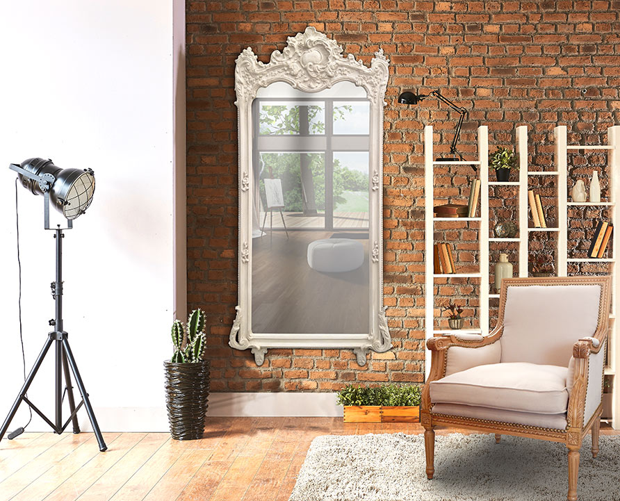 Red brick wall associated with a large baroque mirror and large bergère Royal Art Palace