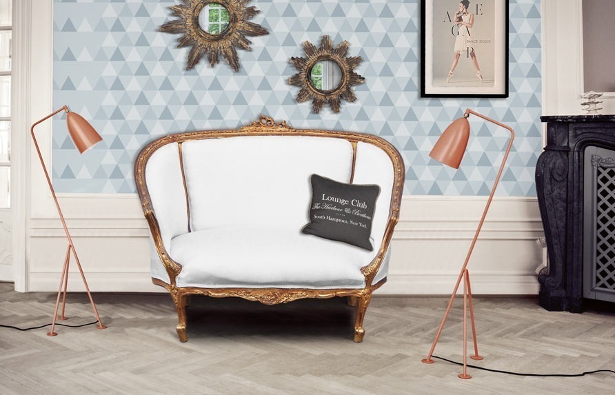 canapé de style Louis XV tissu blanc et bois doré patiné et miroir soleil en bois et stuc Royal Art Palace