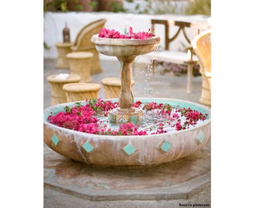 Fontaine avec pétales de roses